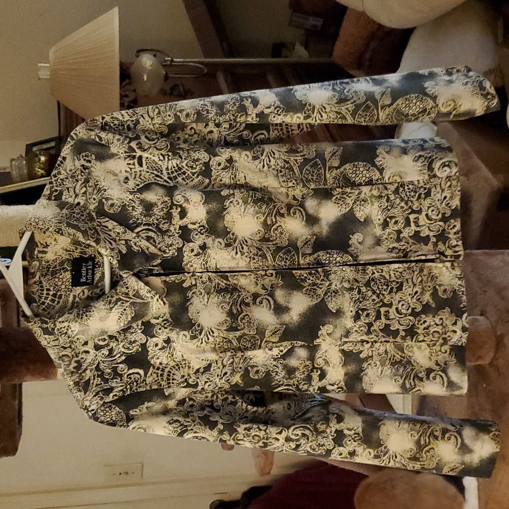 Women's Bentley Arbuckle Jacket. Zip front w/ 2 front pockets.